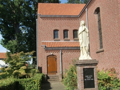 Tienray NL : Kloosterstraat, Römisch-kath. Kirche, Statue Muttergottes, Unsere Lieben Frau betet für uns